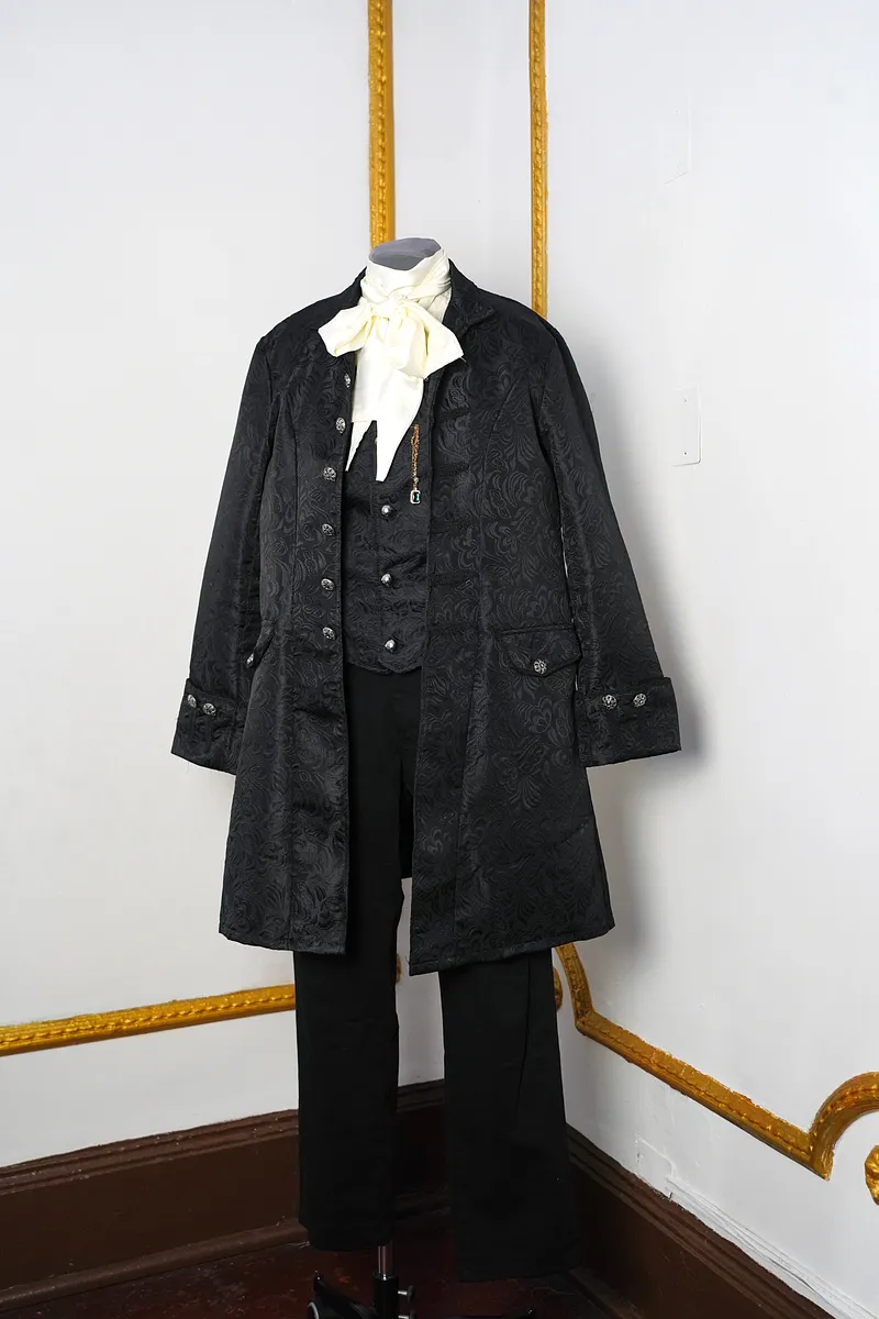 David (conjunto): capas oscuras, cuello claro y silueta noble para un personaje masculino de corte fantástica.
