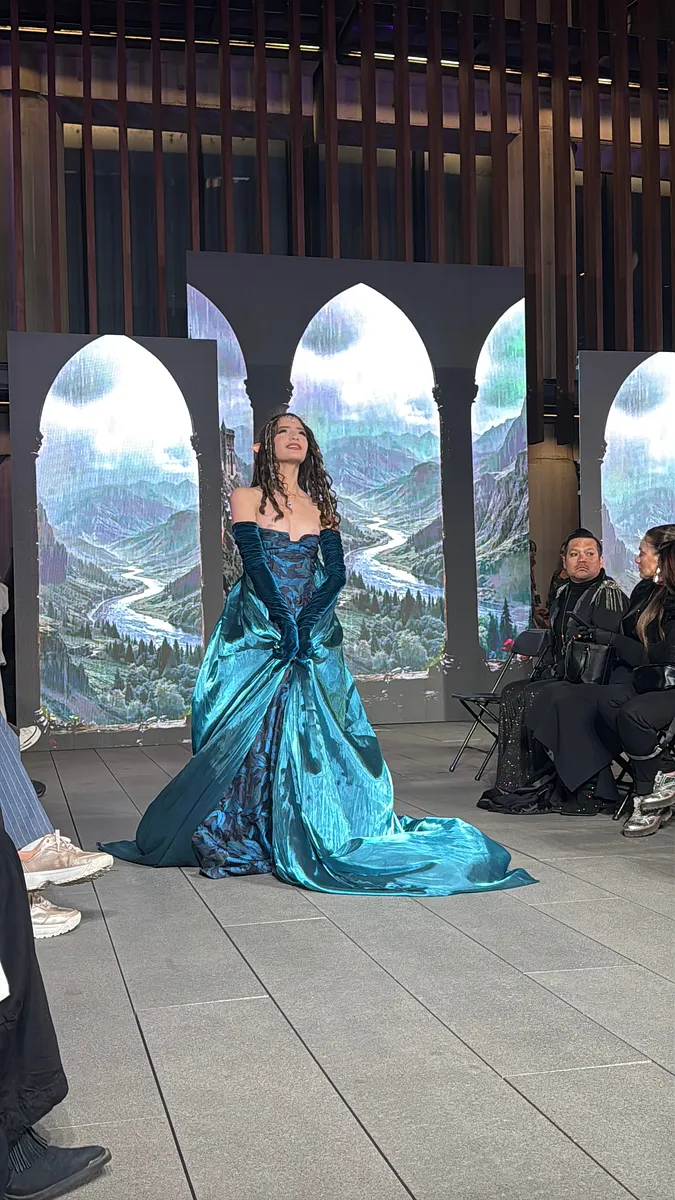 Feyre: vestido esmeralda con guantes largos y cola dramática para una lectura élfica o de corte feérica.