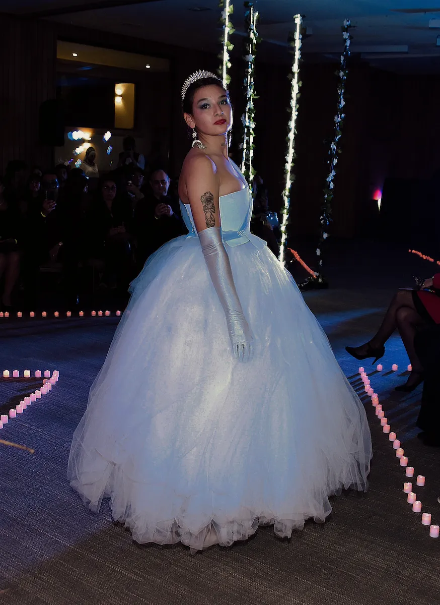 Nube: vestido celeste claro y volumen de cuento para una princesa de invierno o criatura luminosa de la corte feérica.