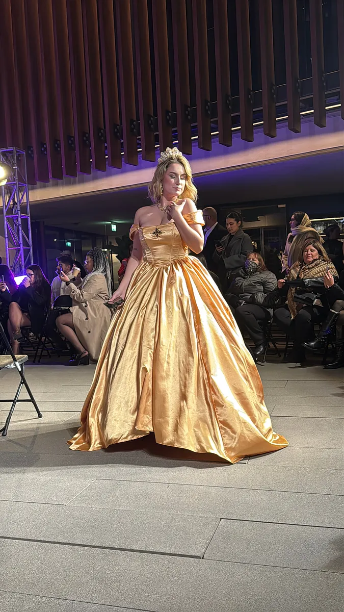 Belle: vestido dorado de cuento de hadas con falda de volumen dramático.