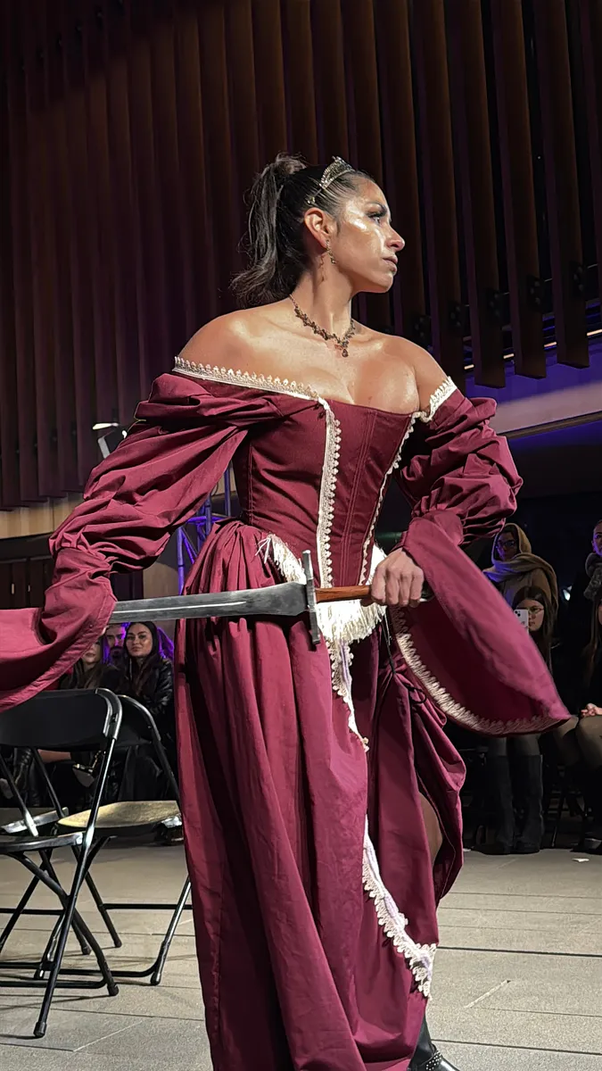 Elizabeth: vestido vino profundo de inspiración medieval para reinas piratas y damas guerreras.