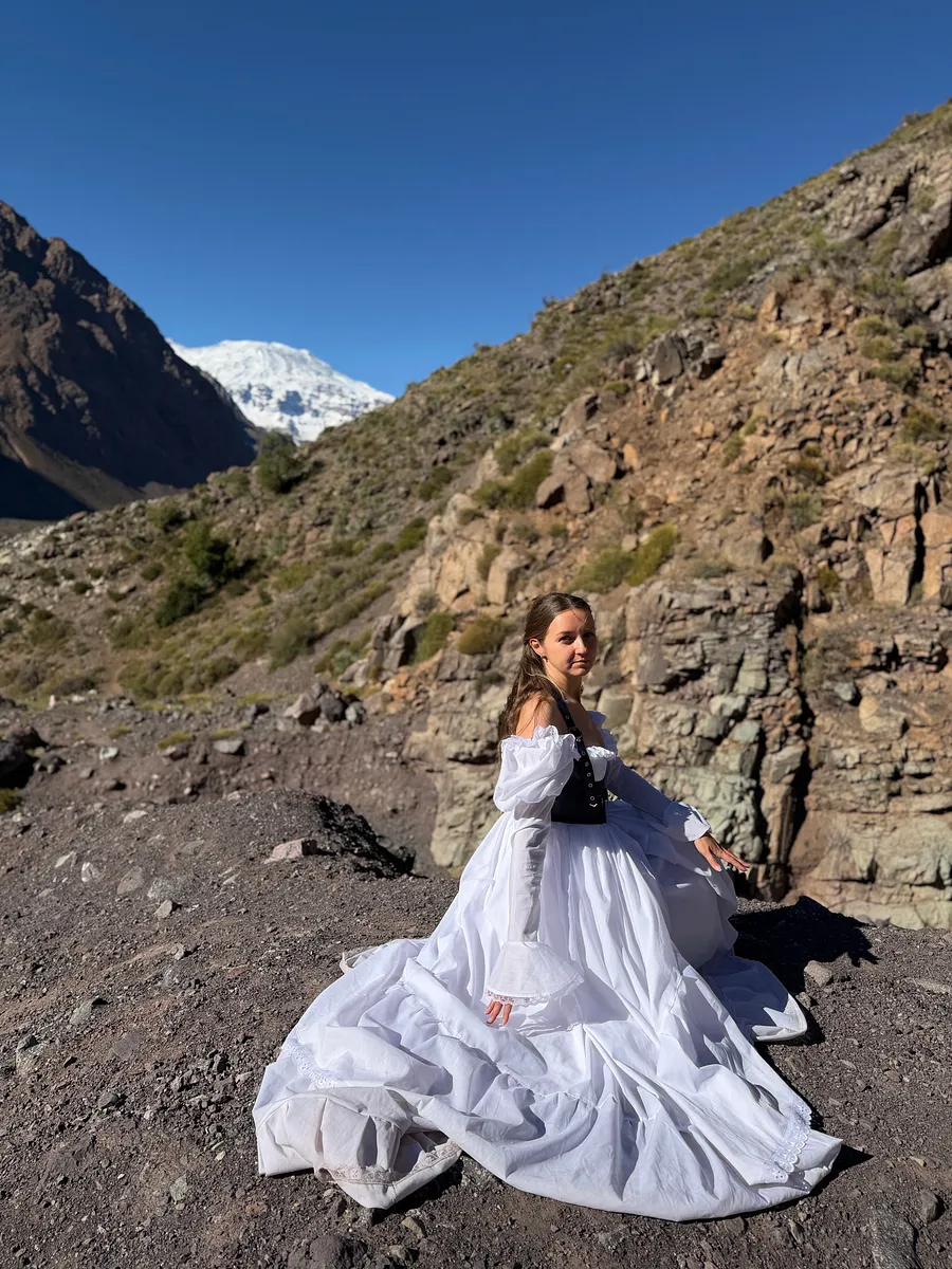 Galadriel: caída blanca y presencia ceremonial para una heroína fantástica.