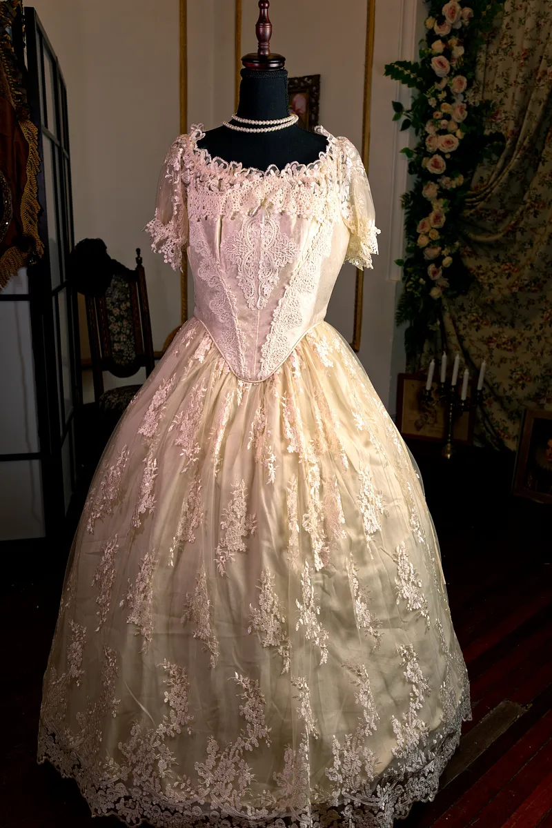 Aurora: vestido claro para una heroína romántica, criatura feérica o princesa escondida.