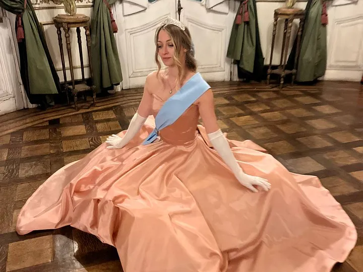 La Gran Corte de Crinolina: vestidos victorianos de fantasía para reinas, hadas y reinos mágicos