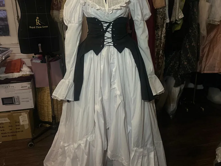 El primer polisón: cómo crear un look de aristocracia fantástica para un baile