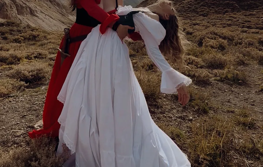 Grupo coordinado con vestidos históricos en un evento