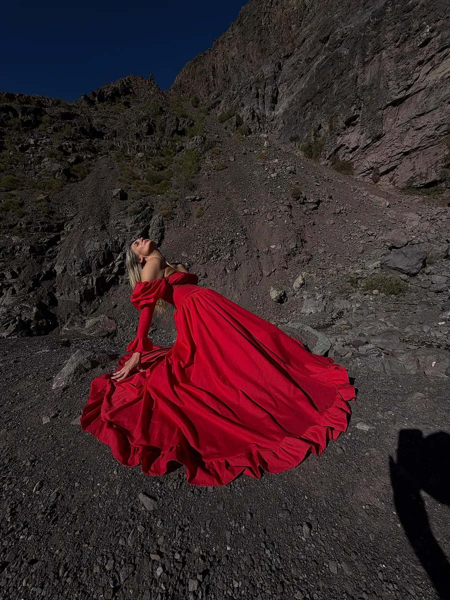 Amarantha: vestido rojo de falda dramática, ideal para sesiones de fotos de boda con paisaje.