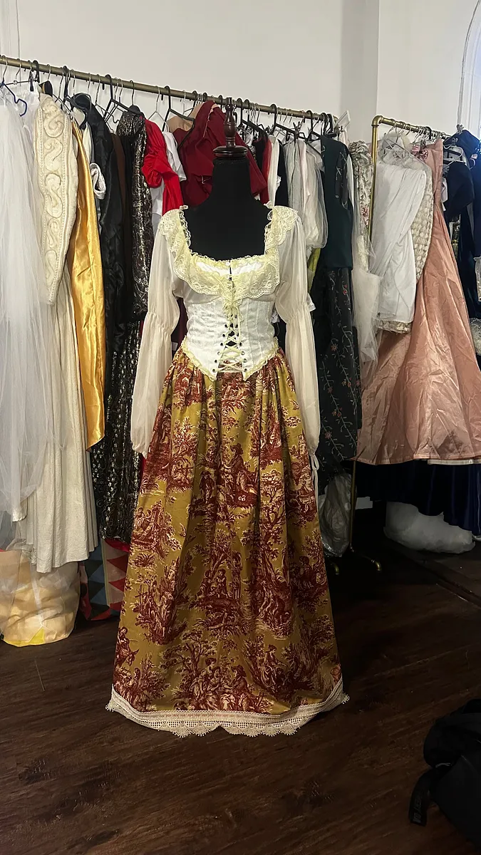 Dragona: corset marfil con cordones y falda de brocado, look de invitada medieval.