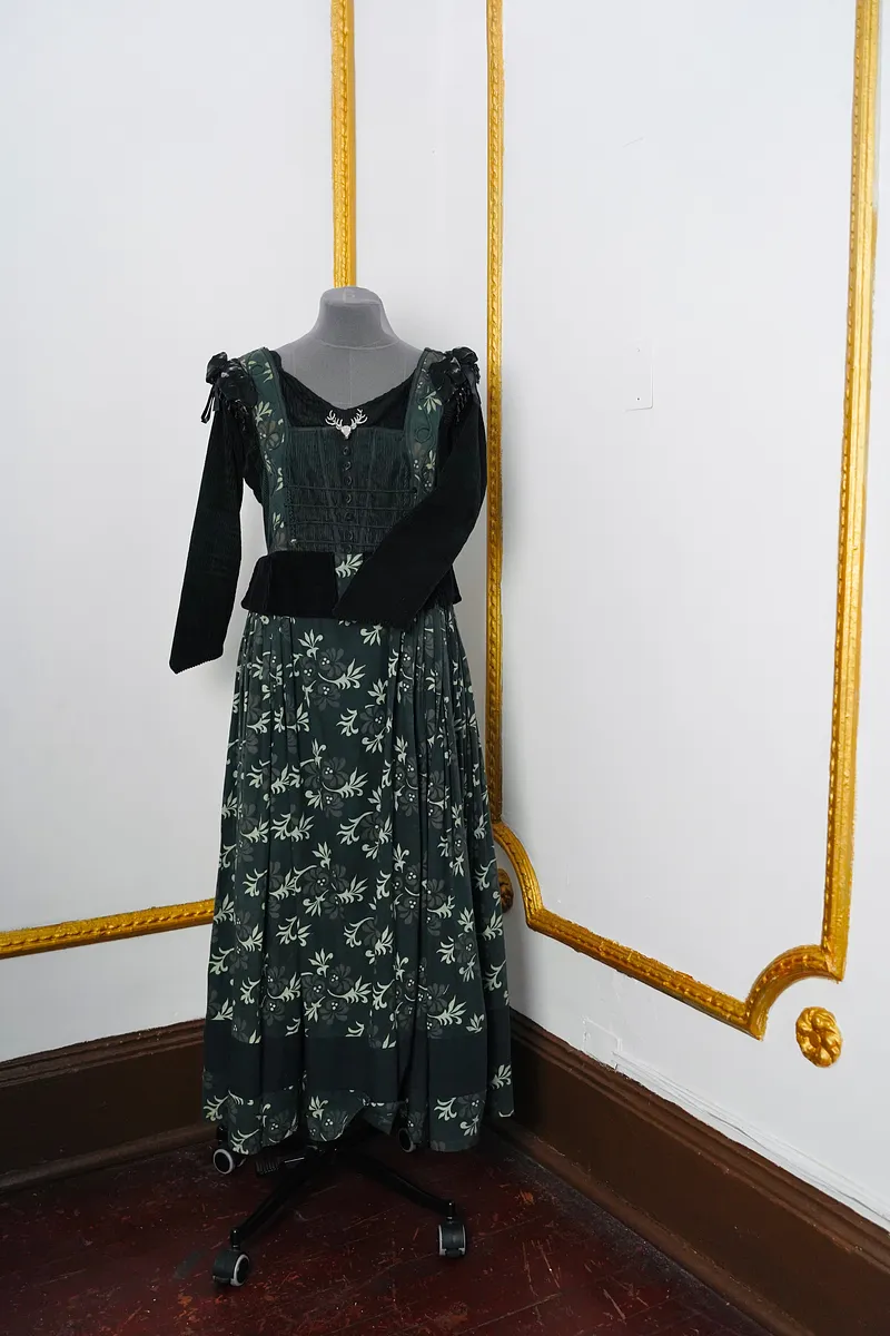 Forest: vestido verde bosque con flores, de aire campestre medieval.