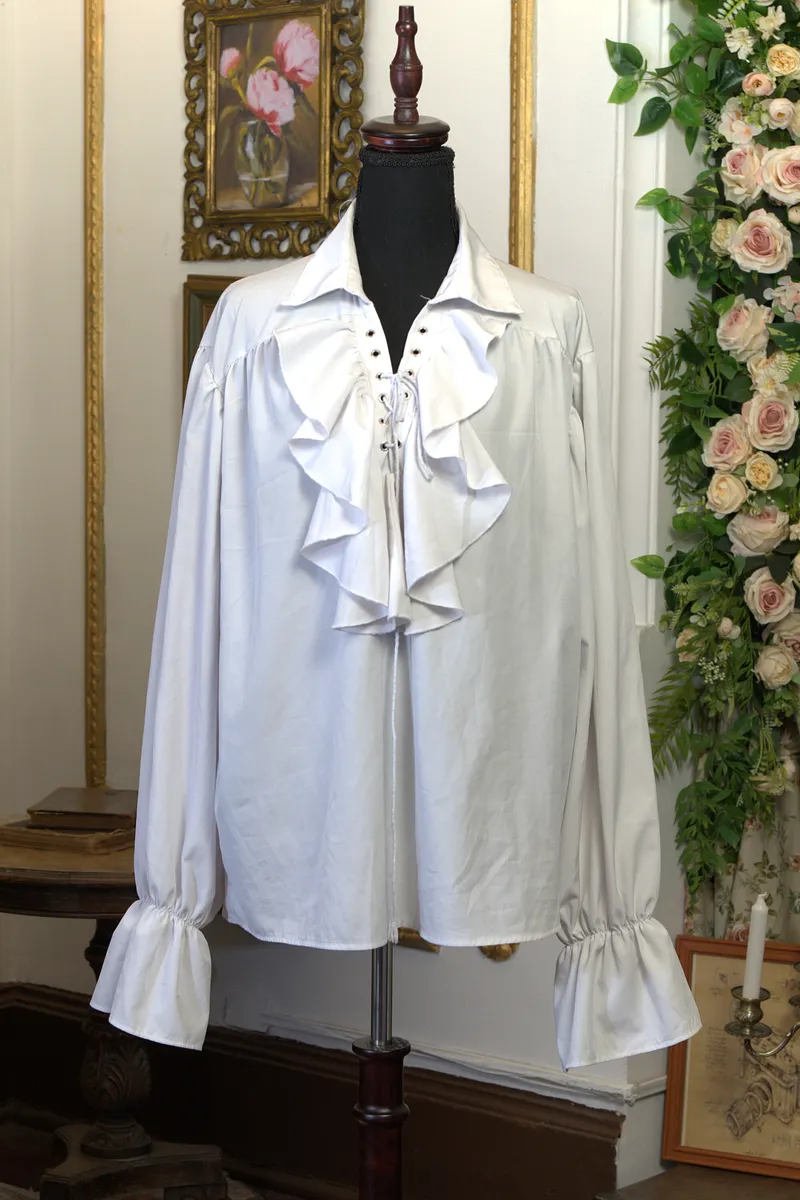 Lionel: camisa blanca de mangas amplias con cordones, base del look masculino medieval.