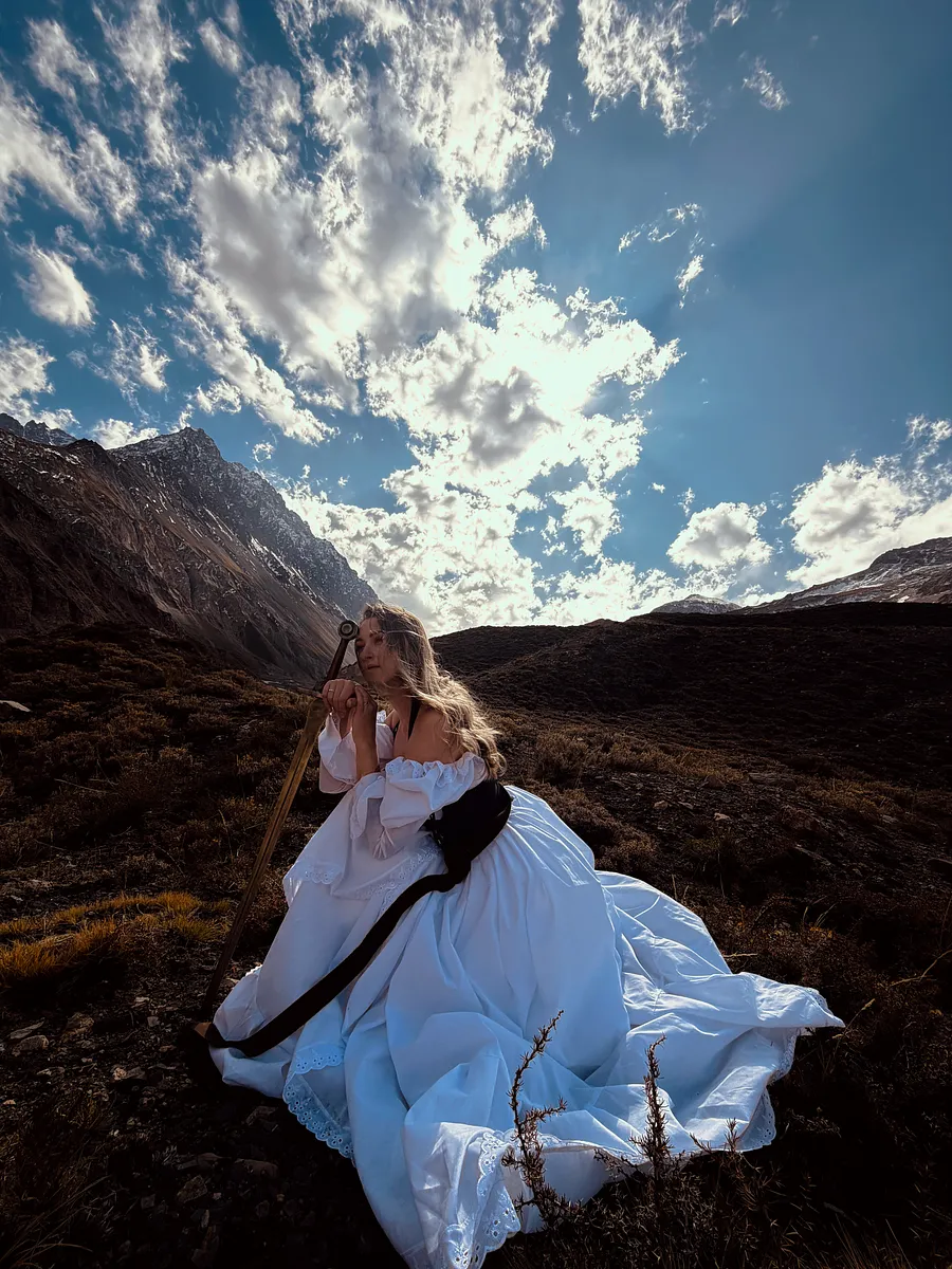 Galadriel: vestido blanco de fantasía en paisaje natural para una guardiana, princesa o viajera élfica.