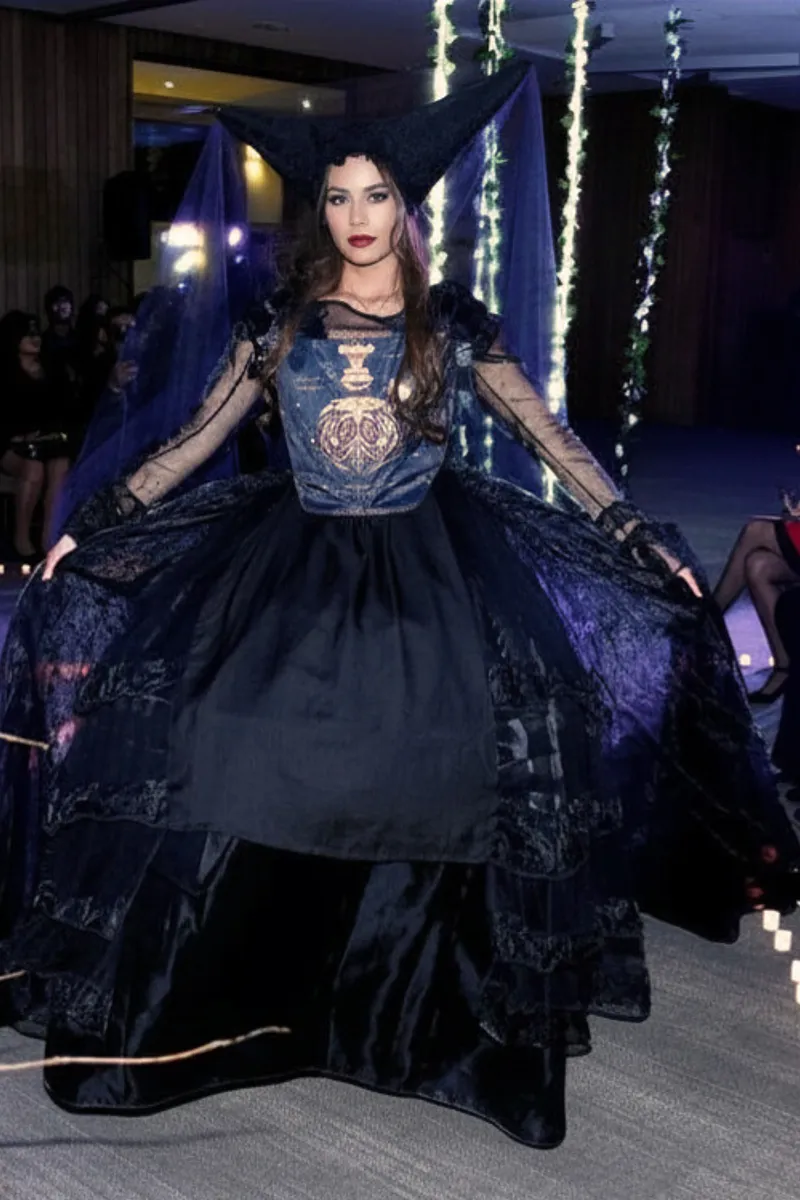 Gotika: vestido oscuro con volumen, corsetería y presencia teatral para una corte de brujas o nobleza de sombras.
