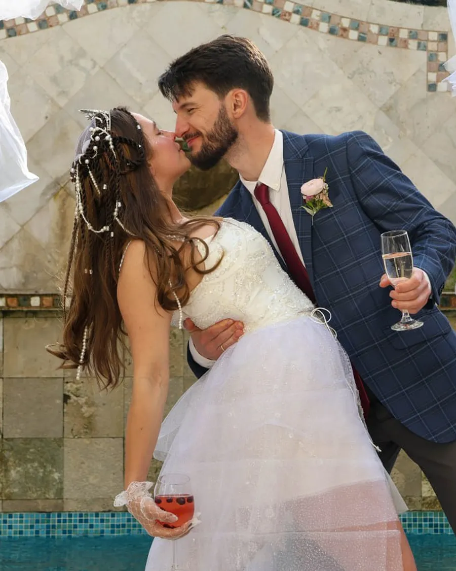 Pareja con vestuario histórico en una producción de boda