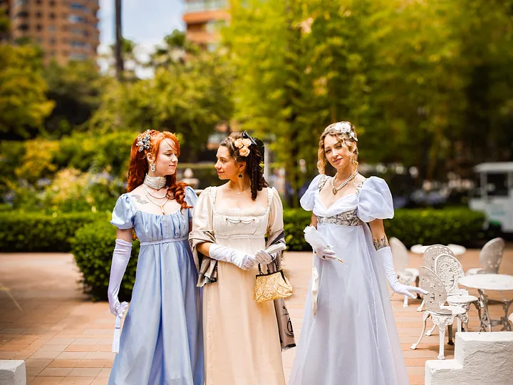 Qué vestir para un baile Bridgerton en Santiago