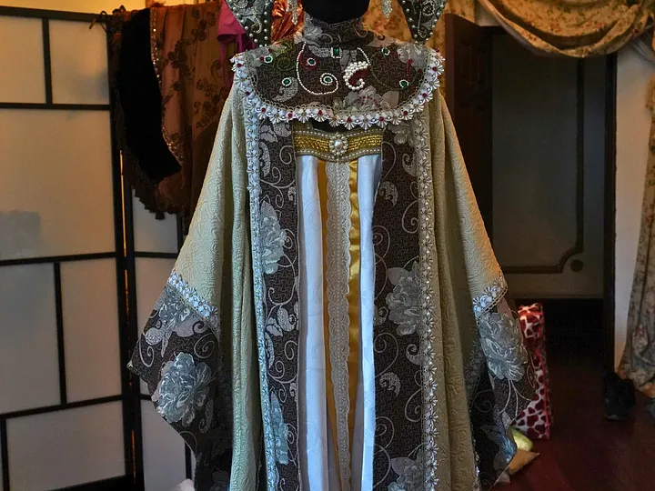 Kokoshnik y fantasía imperial rusa: cómo construir un look con contexto