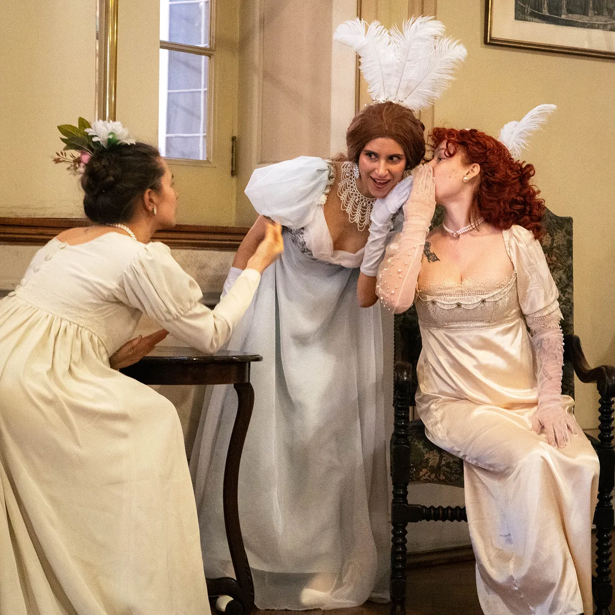 Conversaciones, confidencias y detalles de época: la vida social del salón también forma parte de la experiencia Regency.