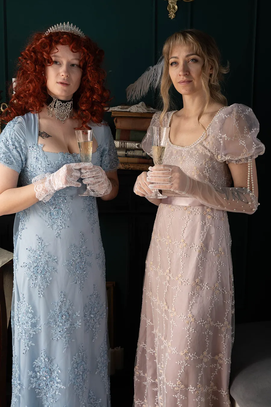 Dos mujeres con vestuario histórico vistas desde lo alto de una escalera