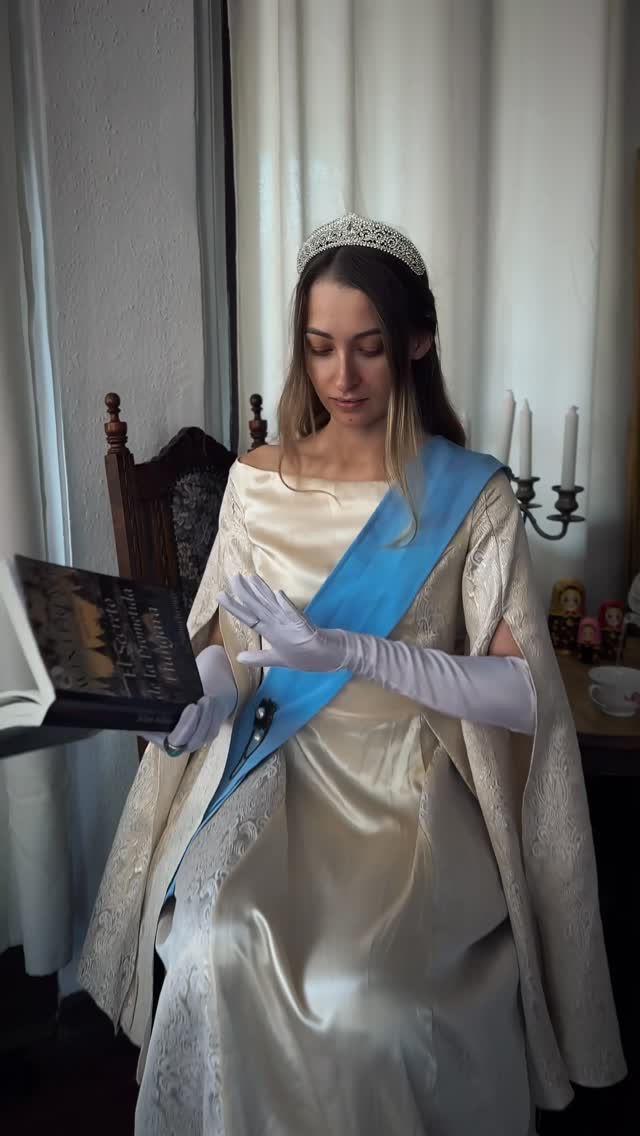 Recomendamos de todo corazón la novela de fantasía de la maravillosa escritora chilena Silma Kreuze: WINTERFALL: El Secreto de la Princesa Húngara.

La historia te transporta al Imperio ruso.

Vamos a sortear este libro en nuestro próximo taller de creación de un tocado ruso: kokóshnik.

Autora: @silmakreuze
Vestidos: @vestuario.antiguo
Modelos: @spiridondindon @eventos_culturales_cl