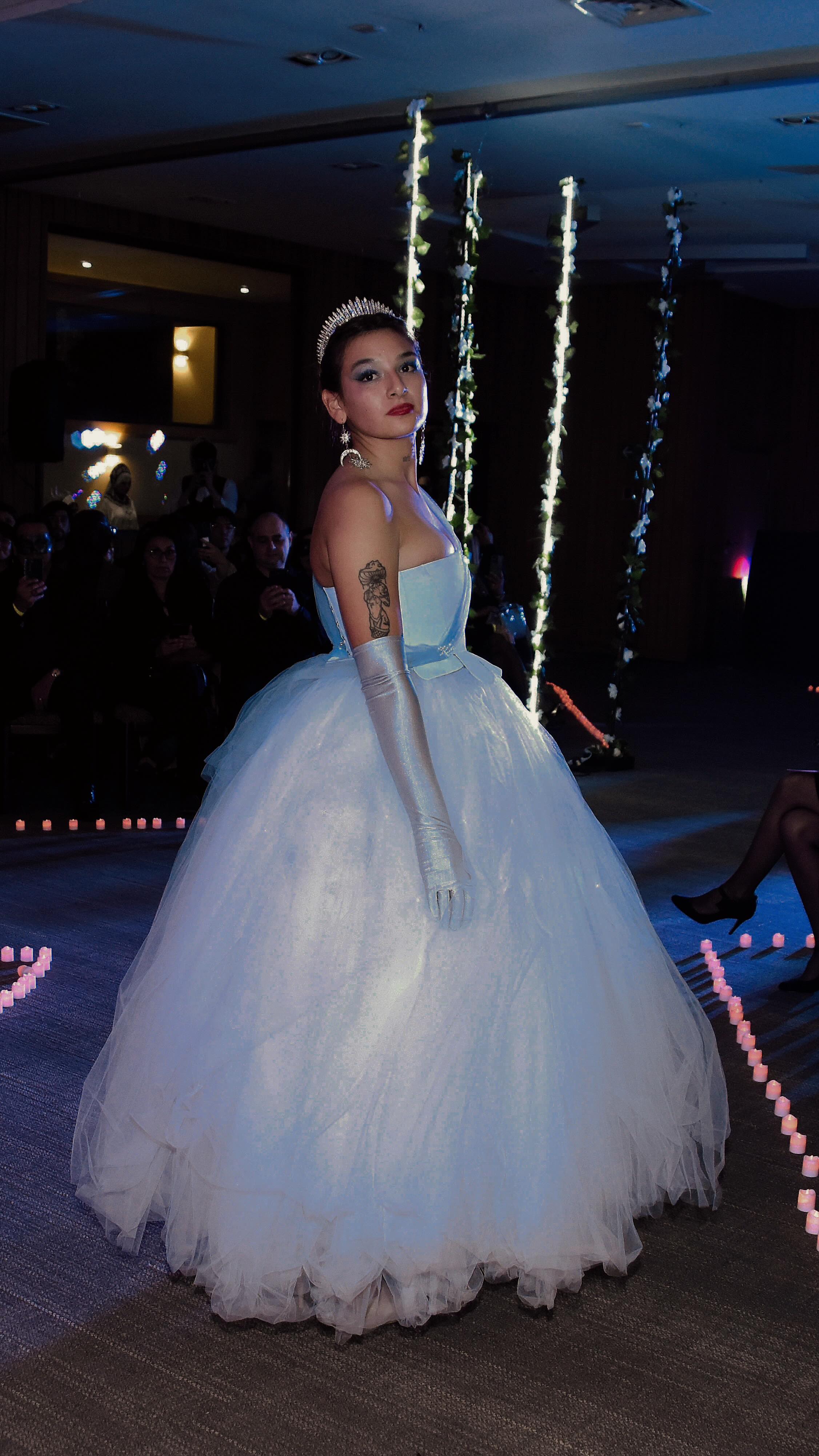 Backstage de nuestra preparación para presentar nuestros vestidos en el fashion show de @vitamodellinternational . ¡Gracias por esta oportunidad!