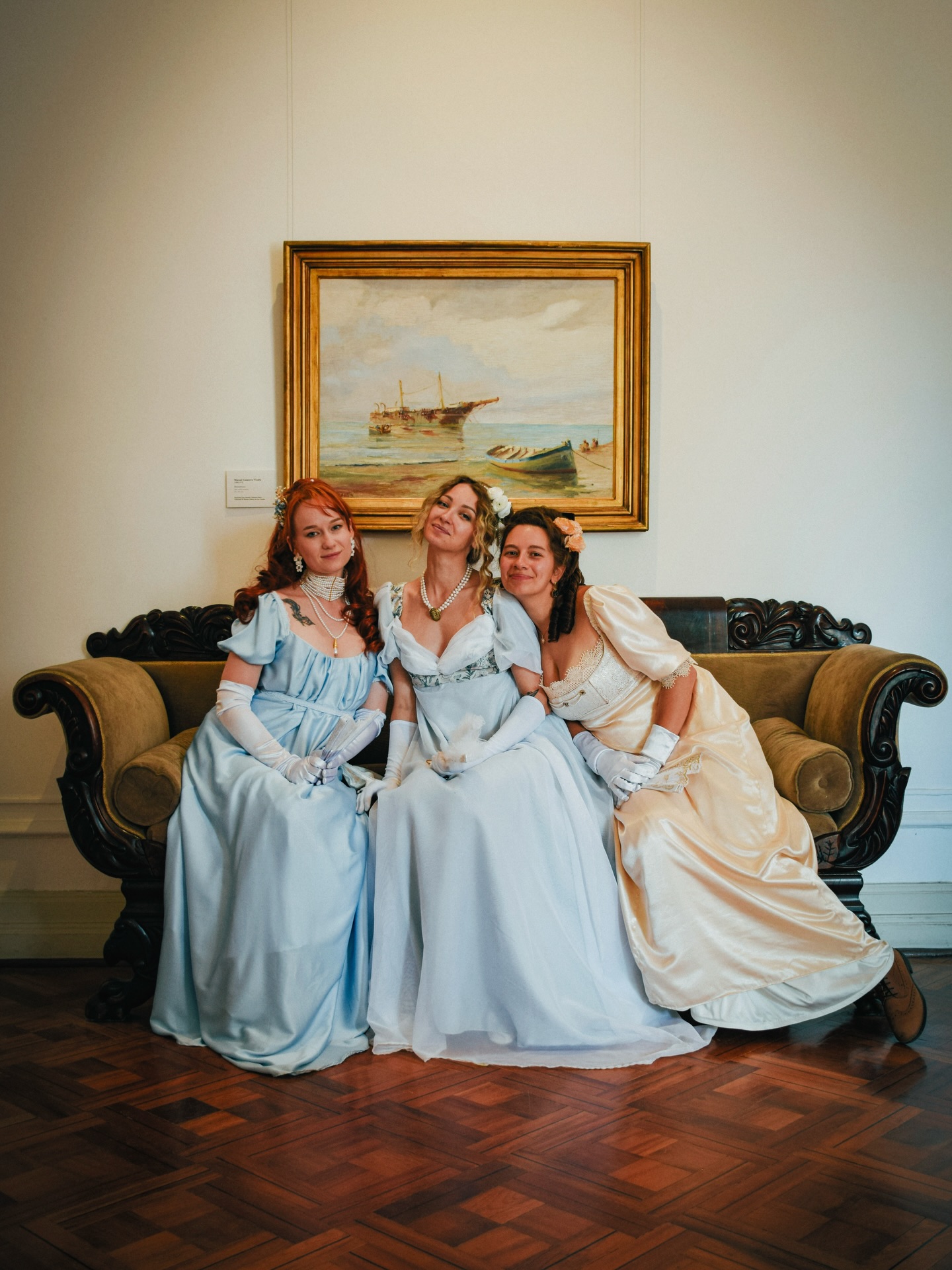 ¡Hola! Este es nuestro equipo: somos tres. Nos encanta vestuario antiguo y cosemos vestidos a mano. También hacemos accesorios y joyitas. Estamos muy felices de llevar esta belleza al mundo. Ojalá podamos serles útiles. Sígannos si a ustedes también les gustan los vestidos antiguos. Todos los vestidos están disponibles para arriendo. Para reservar una prueba, escríbenos por DM 💌