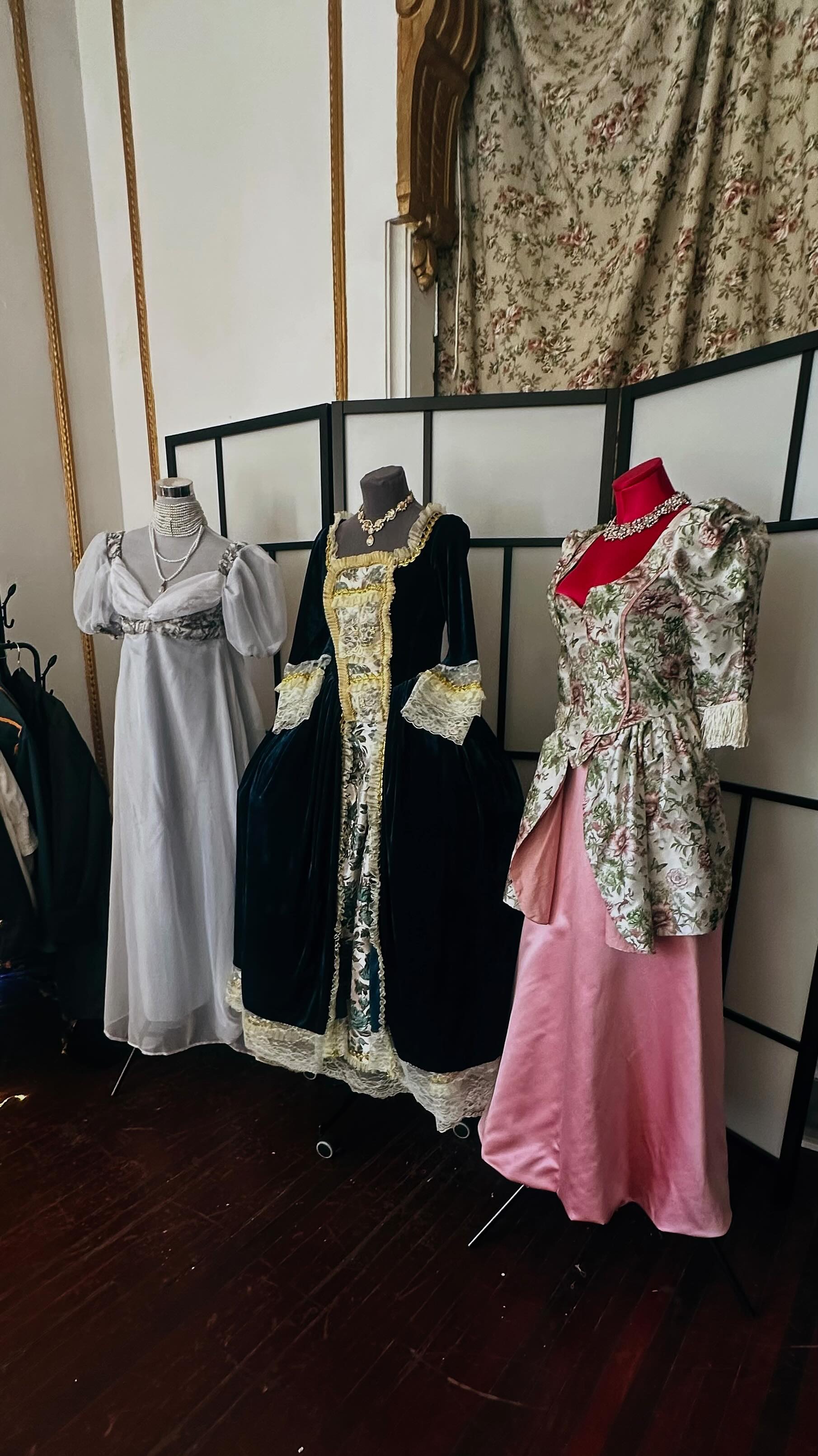 Todos los vestidos están hechos 100% a mano y están disponibles para arriendo. Para reservar, escríbannos por mensaje directo 💌