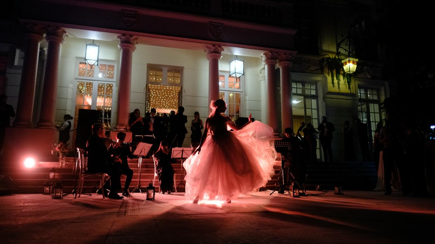 En el incomparable escenario de Las Majadas de Pirque, tuve el honor de formar parte de una mascarada donde la moda, el arte y el patrimonio se encontraron en una misma escena.
Participé como Modelo y actriz del evento, asumiendo además la dirección del área de moda, desarrollando una propuesta estética en diálogo con la arquitectura histórica y la atmósfera única del lugar. Desde la conceptualización de la decoración @vestuario.antiguo hasta la colaboración con una diseñadora rusa @moda_norte_sur cada elemento buscó construir una narrativa visual donde elegancia, misterio y sensibilidad artística convivieran con naturalidad.
Destaco también la excelencia del fotógrafo @fernandoramirezfoto.cl , cuya mirada logró capturar con precisión mi esencia y el espíritu de esta puesta en escena .
Agradezco profundamente a todo el equipo de Las Majadas de Pirque por la confianza y por abrir sus espacios a encuentros donde la moda se expresa como lenguaje cultural. Experiencias que continúan inspirando mi labor en la gestión de eventos y mi camino como embajadora cultural, promoviendo el diálogo entre arte, patrimonio y creación contemporánea.
Agradecimientos especiales:
@lasmajadashotel 

#LasMajadasDePirque #Mascarada #FashionEditorial #ModaYArte #FashionDirection CreativeDirection FashionEvent ArteYCultura Patrimonio CulturaViva LuxuryEvents EditorialFashion ModaConHistoria EmbajadoraCultural ArteModaPatrimonio