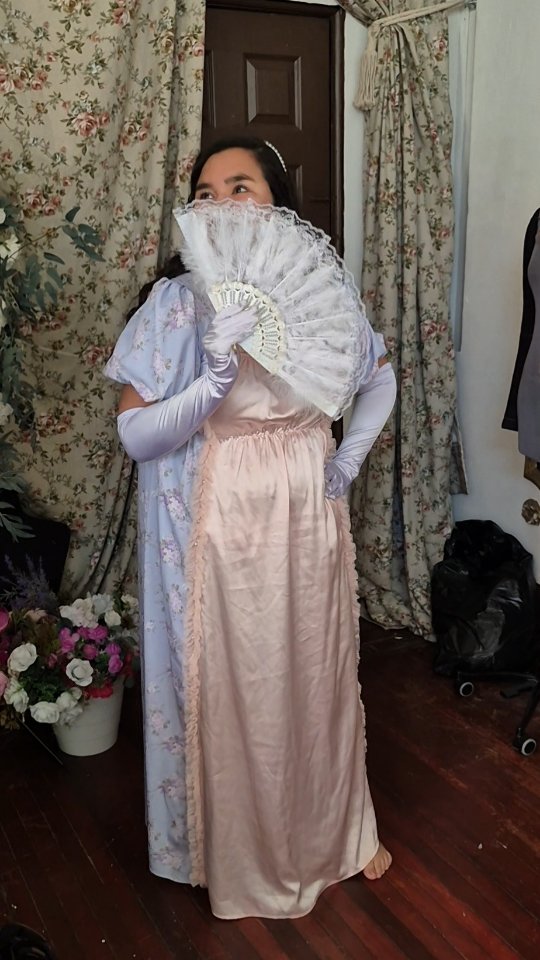 Que emoción es poder mostrarles este video🤭, es que me sentí muy princess👑 visitando @vestuario.antiguo ✨️. 

Aquí te muestro un poco lo que fue el fitting 👗 . Una experiencia muy grata, ya que Tatiana, la modista🧵, se encargó de brindarnos una excelente atención, agradezco su gran simpatía y ayuda🥰. 

Estén atent@s porque se viene contenido muy Bridgerton pronto👀.

#bridgerton #bridgertonchile #vestuarioantiguo #chile #santiago