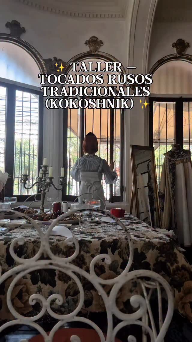 Santiago 🇨🇱✨ TALLER — TOCADOS RUSOS TRADICIONALES (KOKOSHNIK) ✨

¿Te gustaría crear tu propio tocado tradicional ruso y vivir una experiencia cultural diferente?

Tu entrada incluye:
🧵 Todos los materiales para crear tu kokoshnik personal (desde la aguja hasta la tela). ¡Te lo llevas a casa!
📖 Una charla sobre la antigua fiesta pagana rusa “Maslenitsa”.
👗 La posibilidad de vestirte con traje tradicional (sarafán + kokoshnik) para una experiencia completa.
🫖 Té estilo buffet con sabores típicos de la celebración: blinis, syrniki y más.

Un kokoshnik así normalmente cuesta alrededor de 60.000 CLP,
pero el taller cuesta solo 35.000 CLP ✨

📍 20 de febrero
Av. Salvador 2018, Ñuñoa

⏰ Horarios:
12:00–15:00
17:00–20:00

❗️ Cupos limitados
Escríbenos por DM para reservar 💌