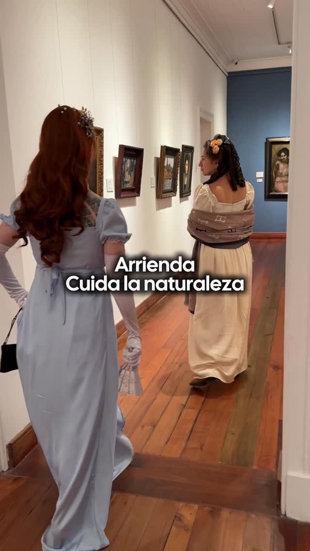 Nos preocupamos por la naturaleza: les damos muchas vidas a los vestidos y reutilizamos los retazos de tela para decoración y diseño de accesorios.