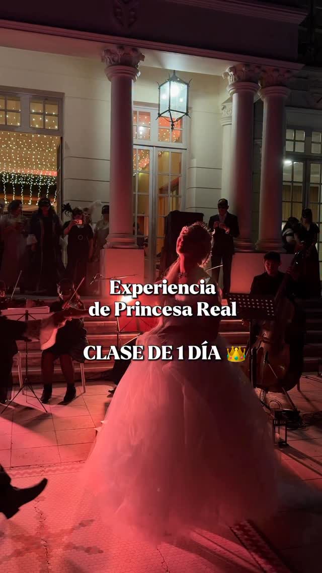 Experiencia de Princesa Real — CLASE DE 1 DÍA 👑 Santiago 🇨🇱

Una experiencia inmersiva, elegante y transformadora para sentirte princesa de verdad. 

En esta master class trabajaremos:
— caminar con vestidos amplios y crinolinas
— posing para fotos
— movimientos básicos de vals
— reverencia
— cómo moverte con elegancia en el espacio
— cómo interactuar con un caballero
— cómo bajar del auto con gracia
— cómo sentarte a la mesa y mantener una presencia elegante
— uso del abanico, una forma maravillosa de comunicar y expresarse con sutileza.

Cada participante practicará con crinolinas y vestidos/faldas en una atmósfera especial con velas, flores y espacios preparados para vivir la experiencia. Además, tendremos zona de fotos antigua. 

Al final recibirás:
📸 fotos y videos de recuerdo 
📄 diploma con certificación
🎁 un regalo especial de la marca de Solange SO 

☕También compartiremos un pequeño cocktail con panqueques, té, café, jugo y galletas. 

Guiado por la modelo profesional Solange Olavarría — corona en Reina Intercontinental, reconocimiento en Miss Chile Inspiración, New York Fashion Week 2023, certificación en pose por Coco Rocha y desfile para Sherri Hill. El creador y directora de modelaje internacional. 

“Mi propósito es que cada mujer descubra su elegancia y fuerza interior. He trabajado durante años con mujeres que han enfrentado burlas, bullying o desvalorización, y esta experiencia les permite reconectar con su confianza y amor propio”. 🤍

Valor: $50.000
Duración: 4 horas
Ubicación: Av. Salvador 2018, Ñuñoa
Fechas: 
- 28 de marzo, 12:00
- 11 de abril, 12:00 

Cupos limitados. 
Inscripciones por DM 💌