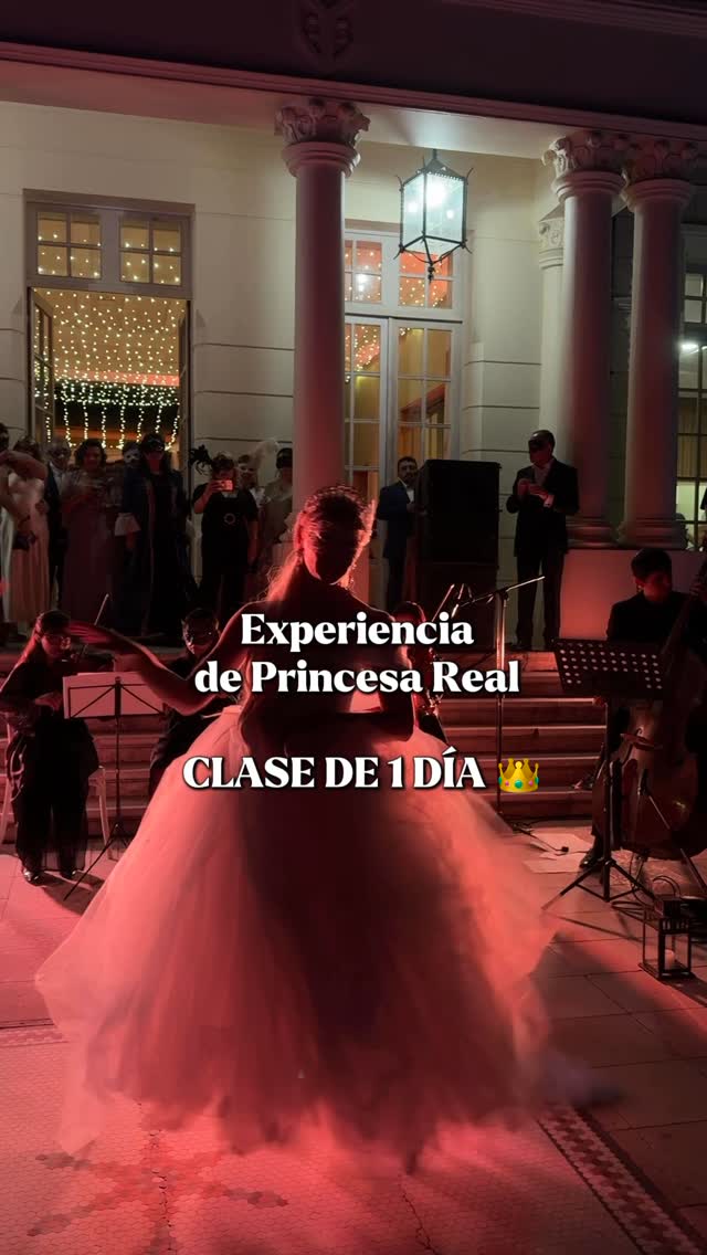 Experiencia de Princesa Real — CLASE DE 1 DÍA 👑 Santiago 🇨🇱

Una experiencia inmersiva, elegante y transformadora para sentirte princesa de verdad. 

En esta master class trabajaremos:
— caminar con vestidos amplios y crinolinas
— posing para fotos
— movimientos básicos de vals
— reverencia
— cómo moverte con elegancia en el espacio
— cómo interactuar con un caballero
— cómo bajar del auto con gracia
— cómo sentarte a la mesa y mantener una presencia elegante
— uso del abanico, una forma maravillosa de comunicar y expresarse con sutileza.

Cada participante practicará con crinolinas y vestidos/faldas en una atmósfera especial con velas, flores y espacios preparados para vivir la experiencia. Además, tendremos zona de fotos antigua. 

Al final recibirás:
📸 fotos y videos de recuerdo 
📄 diploma con certificación
🎁 un regalo especial de la marca de Solange SO 

☕También compartiremos un pequeño cocktail con panqueques, té, café, jugo y galletas. 

Guiado por la modelo profesional Solange Olavarría — corona en Reina Intercontinental, reconocimiento en Miss Chile Inspiración, New York Fashion Week 2023, certificación en pose por Coco Rocha y desfile para Sherri Hill. El creador y directora de modelaje internacional. 

“Mi propósito es que cada mujer descubra su elegancia y fuerza interior. He trabajado durante años con mujeres que han enfrentado burlas, bullying o desvalorización, y esta experiencia les permite reconectar con su confianza y amor propio”. 🤍

Valor: $50.000
Duración: 4 horas
Ubicación: Av. Salvador 2018, Ñuñoa
Fecha: 21 de marzo, 12:00

Cupos limitados. 
Inscripciones por DM 💌