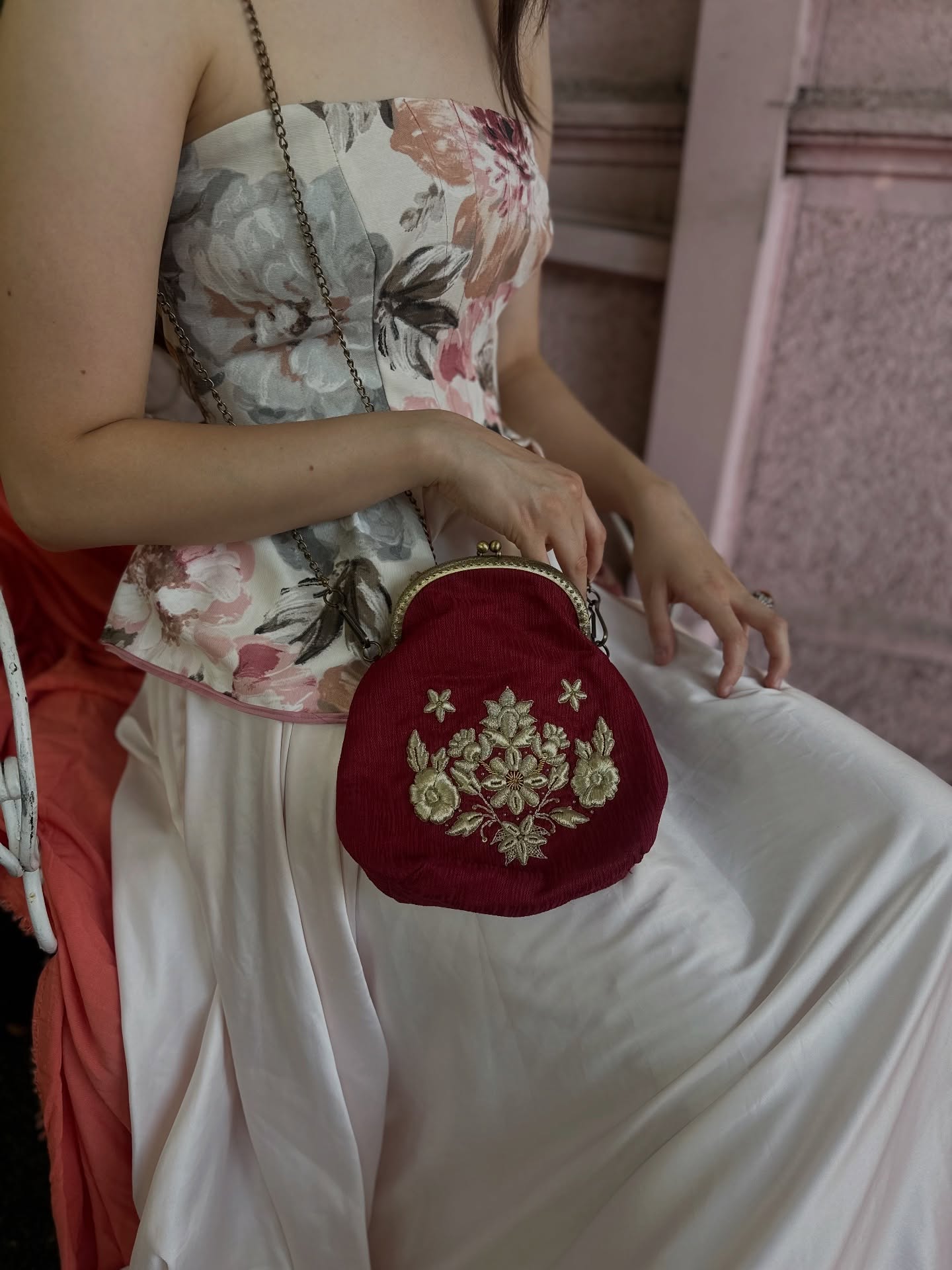 Para completar el look, también siempre puedes arrendar o comprar una carterita vintage con nosotras. Esta cartera tiene un bordado a mano muy fino y raro.