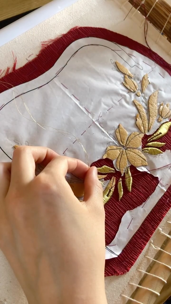 Acá con nosotros puedes comprar o arrendar una cartera con este bordado tan único, hecho a mano. Es un tipo de bordado muy raro y bien complejo.