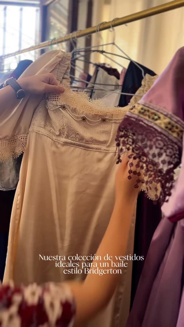 Algunos de estos vestidos todavía están disponibles. Tallas desde la S hasta la XXL. Además, en el precio del arriendo de cada vestido se incluyen una máscara, accesorios y guantes. Para reservar una prueba, escríbenos por mensaje directo 💌