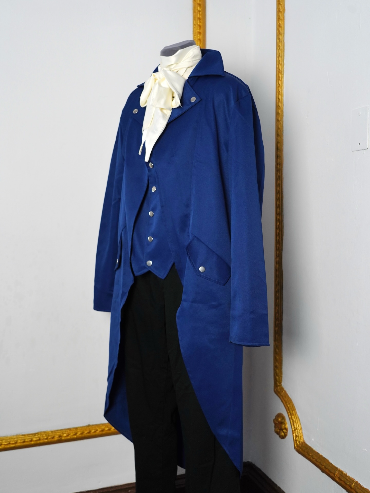Arriendo de trajes para hombres. Incluye chaleco y humita. Escríbenos para reservar una prueba.