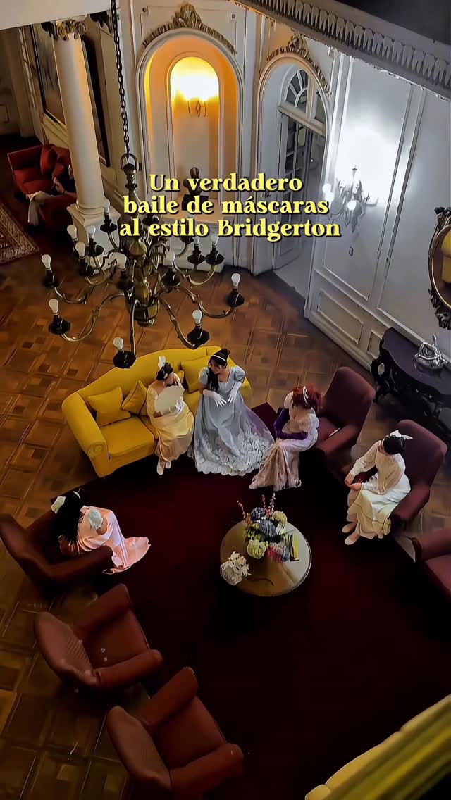 Baile de máscaras estilo Bridgerton — 31 de enero, Santiago 🇨🇱 El enlace para comprar entradas está en la biografía del perfil.

✨ Cena tradicional o vegetariana, Baile, concursos, música en Vivo, actividades varias. 

🌟 Vestimenta: Regencia Inglesa 

🎟 Entradas para el baile:
escríbele a @vel_adaa 

👗 Arriendo de vestido y accesorios:
escríbele a @vestuario.antiguo