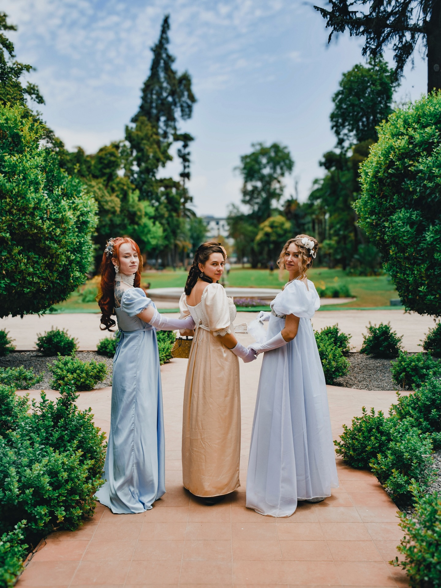 Todos los vestidos están disponibles para arriendo. Para reservar una prueba, escríbenos por DM 💌