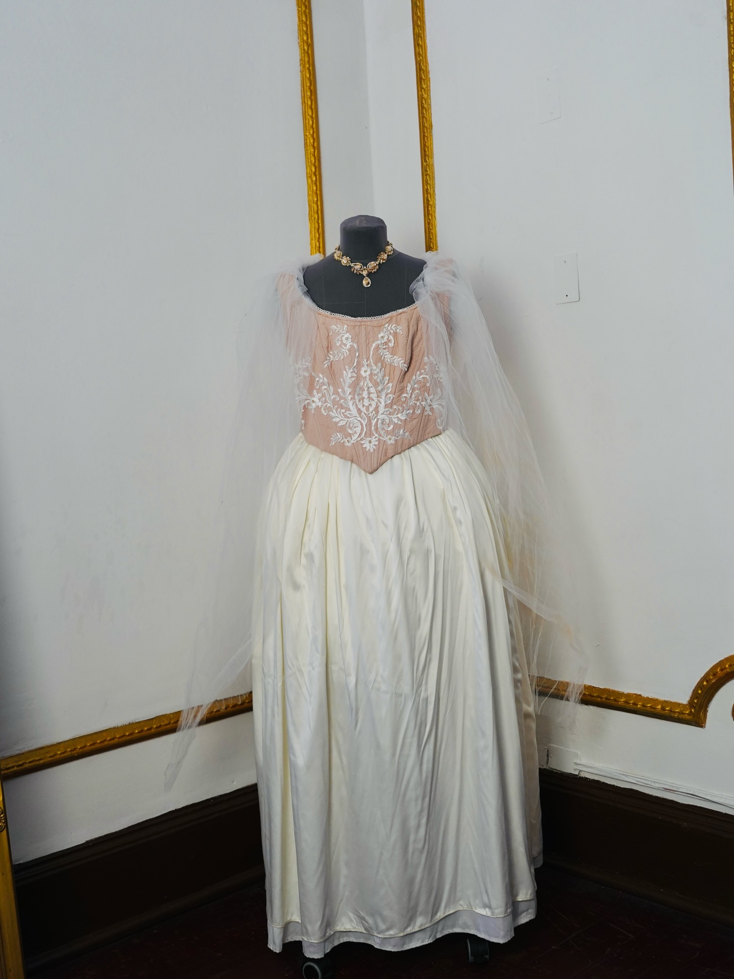 El vestido está disponible para arriendo, talla L-XL. Reserva tu prueba por mensaje directo 💌