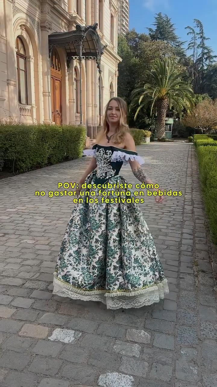 Esto es lo que puede salir si arriendas un vestido con nosotras y te vas a un bar 🍸😅 El bar me ofreció un cóctel gratis a cambio de una foto con este vestido ☺️
