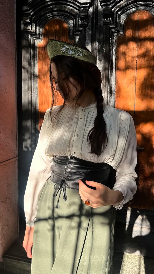 El kokoshnik ruso es un tocado femenino originario de Rusia. Bajo este nombre se agrupan tocados muy diferentes procedentes de distintas regiones, con diferentes formas, bordados y materiales, e incluso con diferentes nombres regionales. Pero la imagen más reconocible del kokoshnik ruso es la corona triangular en forma de diadema, normalmente bordada. 

Es precisamente en esta forma minimalista y moderna como el kokoshnik se ha convertido hoy en día en un elemento del vestuario de las mujeres rusas contemporáneas. Un accesorio que conserva la forma y el significado reconocibles en la cultura pop. Este tocado es lo suficientemente cómodo y práctico como para llevarlo todos los días. Y lo suficientemente sencillo en su confección como para que su precio no sea equiparable al valor de una pieza de museo.