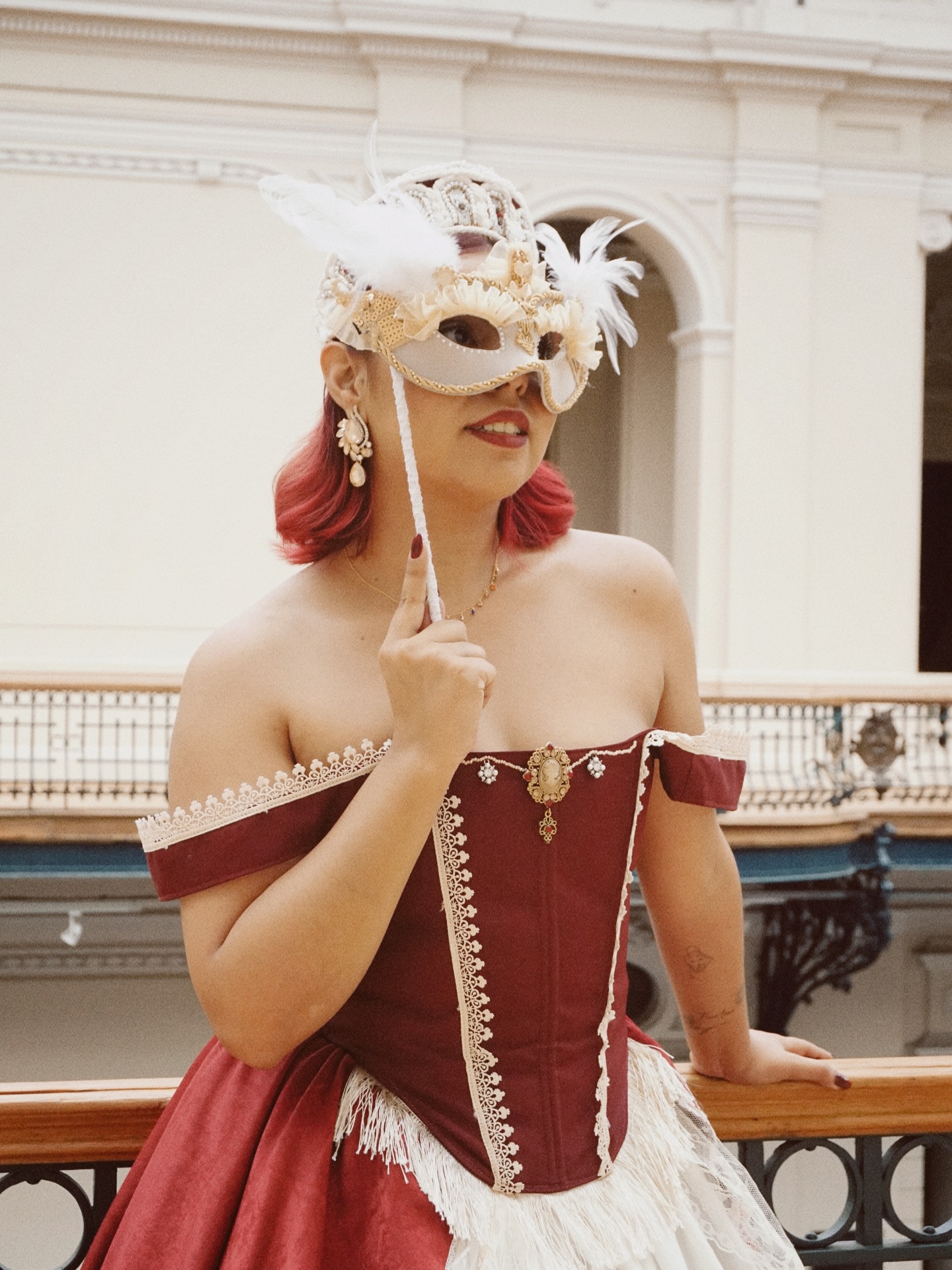Alguien dijo baile de máscaras?

Mi look para el primer baile de la temporada 💎✨
Quería ser el diamante pero un Bridgerton me quitó el lugar. Igual yo hubiese apostado por esa chiquilla de look plateado, se veía hermosa!! 

look x @vestuario.antiguo 
#bridgerton #masqueradeball