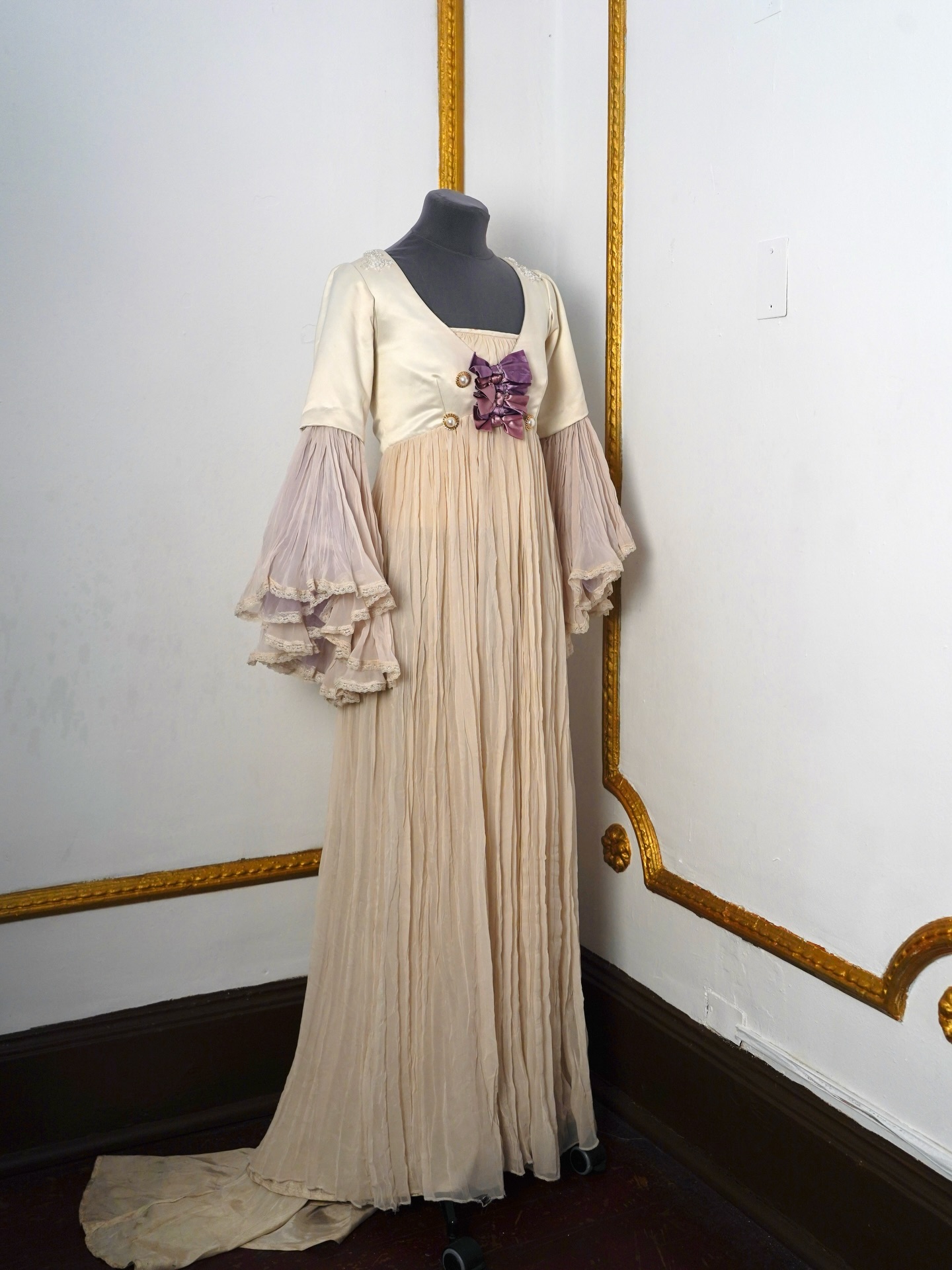 El vestido está disponible para arriendo, talla SM. Reserva tu prueba por mensaje directo 💌