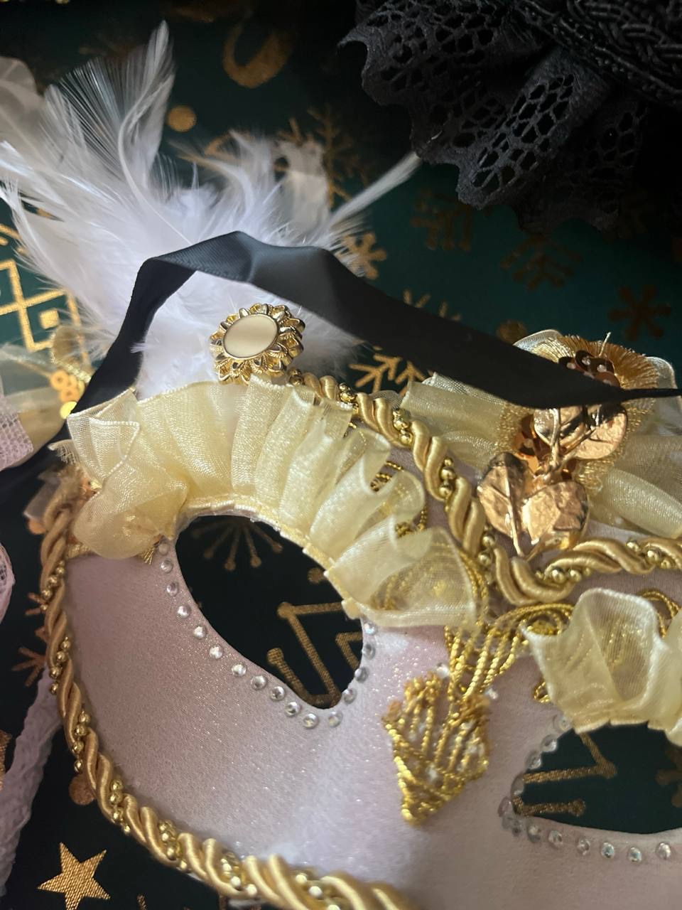 Ejemplos de nuestro arte decorativo en textil. Usamos distintas técnicas decorativas para adornar accesorios y detalles de prendas de vestir. Desliza el carrusel para ver toda esta belleza 🤩