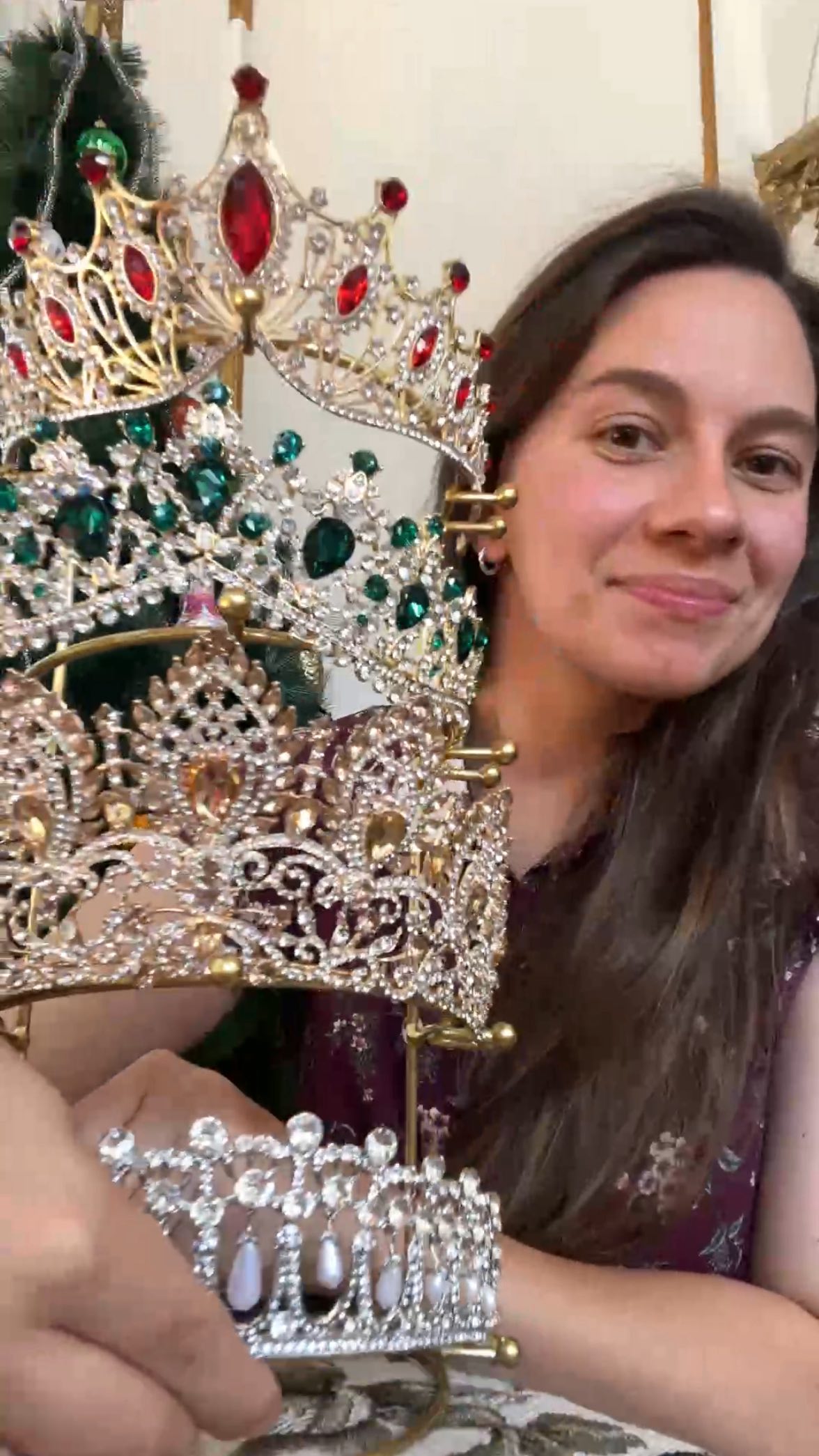 👗A propósito, cuando arriendas un vestido, los accesorios —como la corona y las joyas— van de regalo. Te ayudamos a elegir las joyas que mejor combinan con el vestido que elegiste. 

Para reservar el arriendo del vestido para una sesión de fotos o un evento, escríbenos por DM 💌
