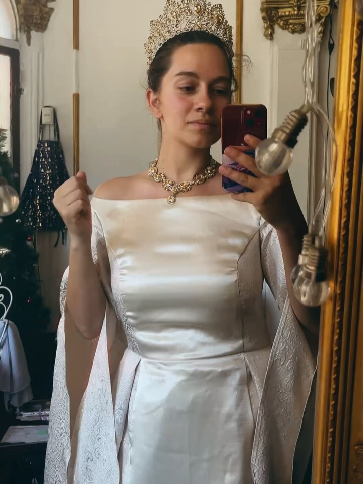 ¡Ya terminamos de coser un nuevo vestido de emperatriz! Ya está disponible para arriendo 👑Gracias al corsé, el vestido queda perfecto tanto para talla M como para talla L. Por dentro el corsé tiene un relleno/acolchado que aumenta el contorno de la cintura en 7–8 cm.
