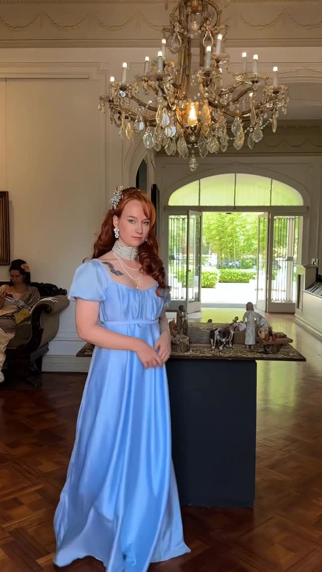 Síguenos para no perderte las nuevas incorporaciones de vestidos. Puedes arrendar un vestido con nosotros para un baile o una sesión de fotos. Escríbenos por mensaje privado para reservar una cita de prueba 💌