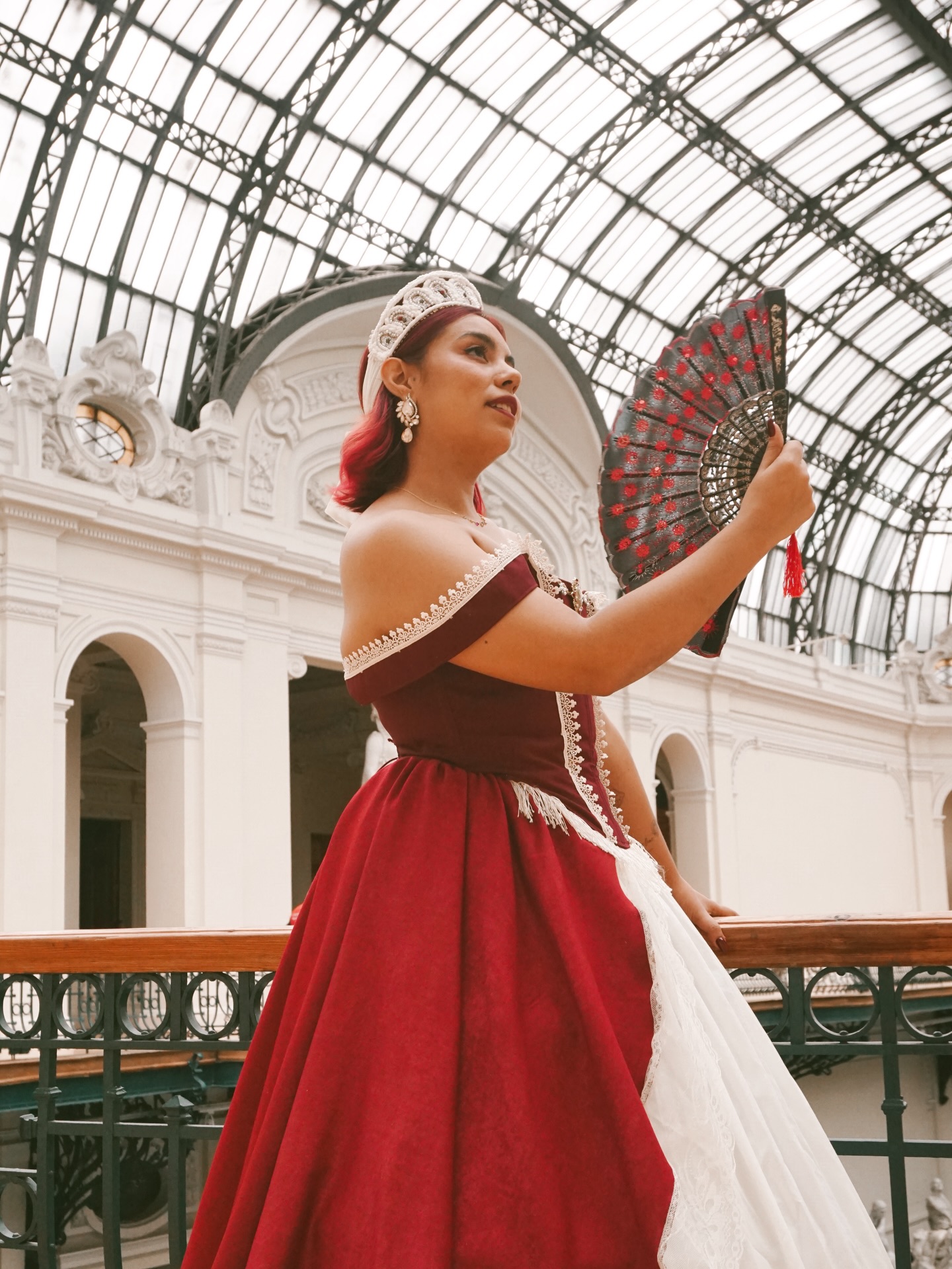 Coronando los 29 👑✨

Se murmuraba en los salones de la antigua Rusia, que las mujeres que llevaban coronas como esta no lo hacían para exhibir poder, sino para recordar su propia fortaleza interior.

Las kokoshnik -coronas bordadas a mano, pasadas de generación en generación- eran un símbolo silencioso: no hablaban de reyes ni de imperios, sino del linaje de mujeres que sostenían hogares, tierras y tradiciones con una mezcla perfecta de belleza y carácter.

Cuenta la leyenda que al cumplir años, una joven podía ponerse la corona y pedir un deseo… no un deseo hacia el mundo, sino un deseo hacia su propio corazón. 

Un deseo que la conectara con la versión de sí misma que estaba lista para despertar.

Hoy, en este cumpleaños 29, me pongo la mía.

No para parecer una princesa, sino para honrar a todas esas mujeres que caminan conmigo, y a la mujer que estoy construyendo ahora: más valiente, más luminosa, más dueña de su historia.

P. 💖✨

.

*Fotos realizadas con autorización del MNBA

.
📸 @boris_agb1
