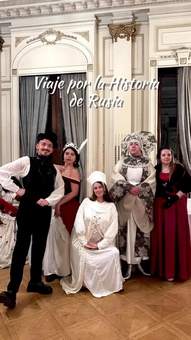 Una noche para viajar por el tiempo ✨

Una noche donde se vivieron las grandes épocas de Rusia, la música envolvente y toda la elegancia que se vivió fue algo majestuoso. 
Gracias mi querido @joven.elias por ir conmigo a este baile❤️

Todo en @clubdelaunionscl lleno de detalle, cuidados, danza y una atmósfera que te hacía sentir parte de un cuento👑🎻

Hermosas confecciones de @vestuario.antiguo @moda_norte_sur @mels_pottery 🪡

Clases de baile que fueron tomadas con la Coreógrafa @tamarakiriyak y la organización por @ksors.chile y @casaderusia.cccr.chile ❤️

#Bailes #Rusia #Kokoshnik #Vestidos #Confecciones