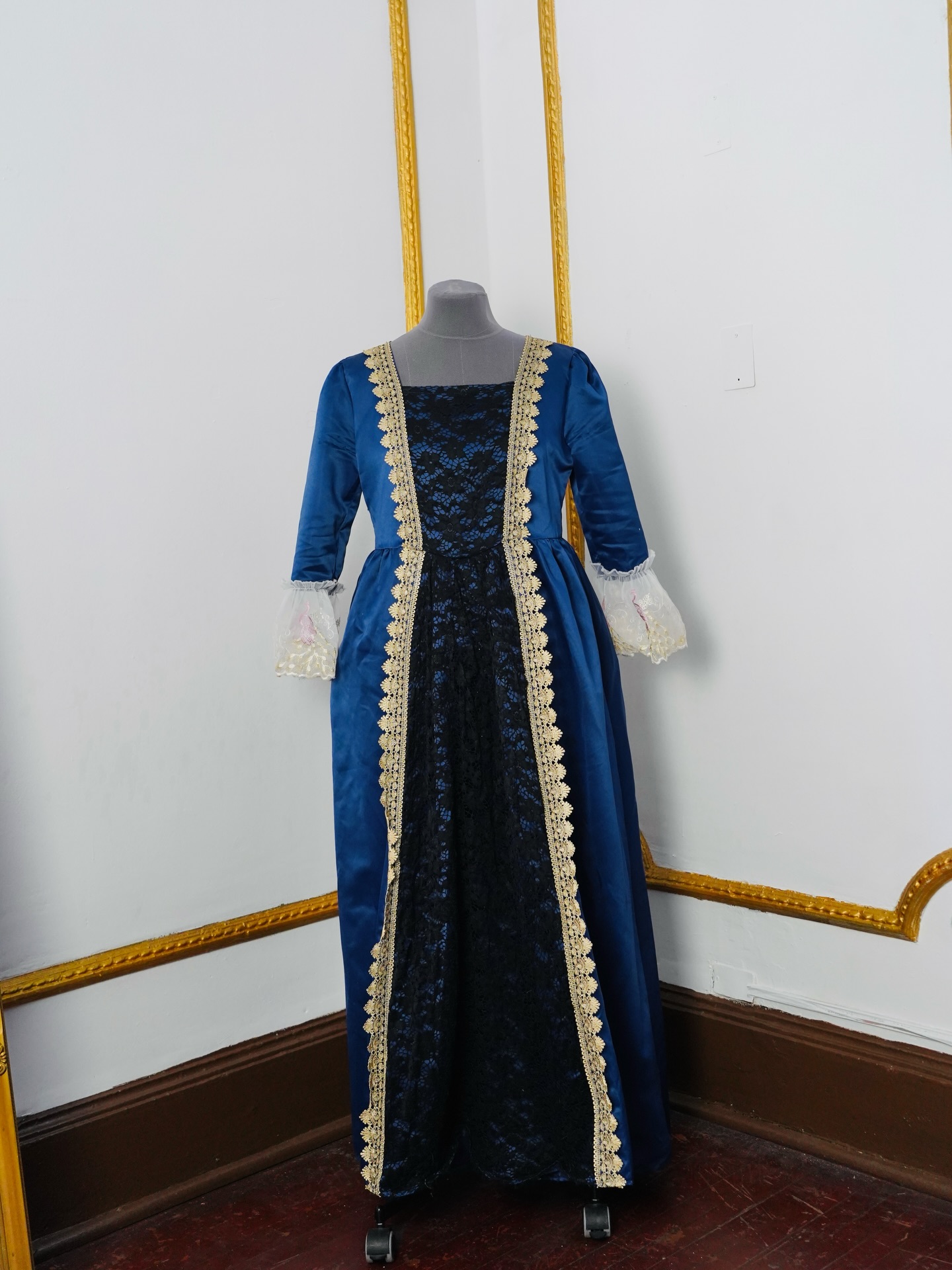 El vestido está disponible para arriendo, talla L. Reserva tu prueba por mensaje directo 💌