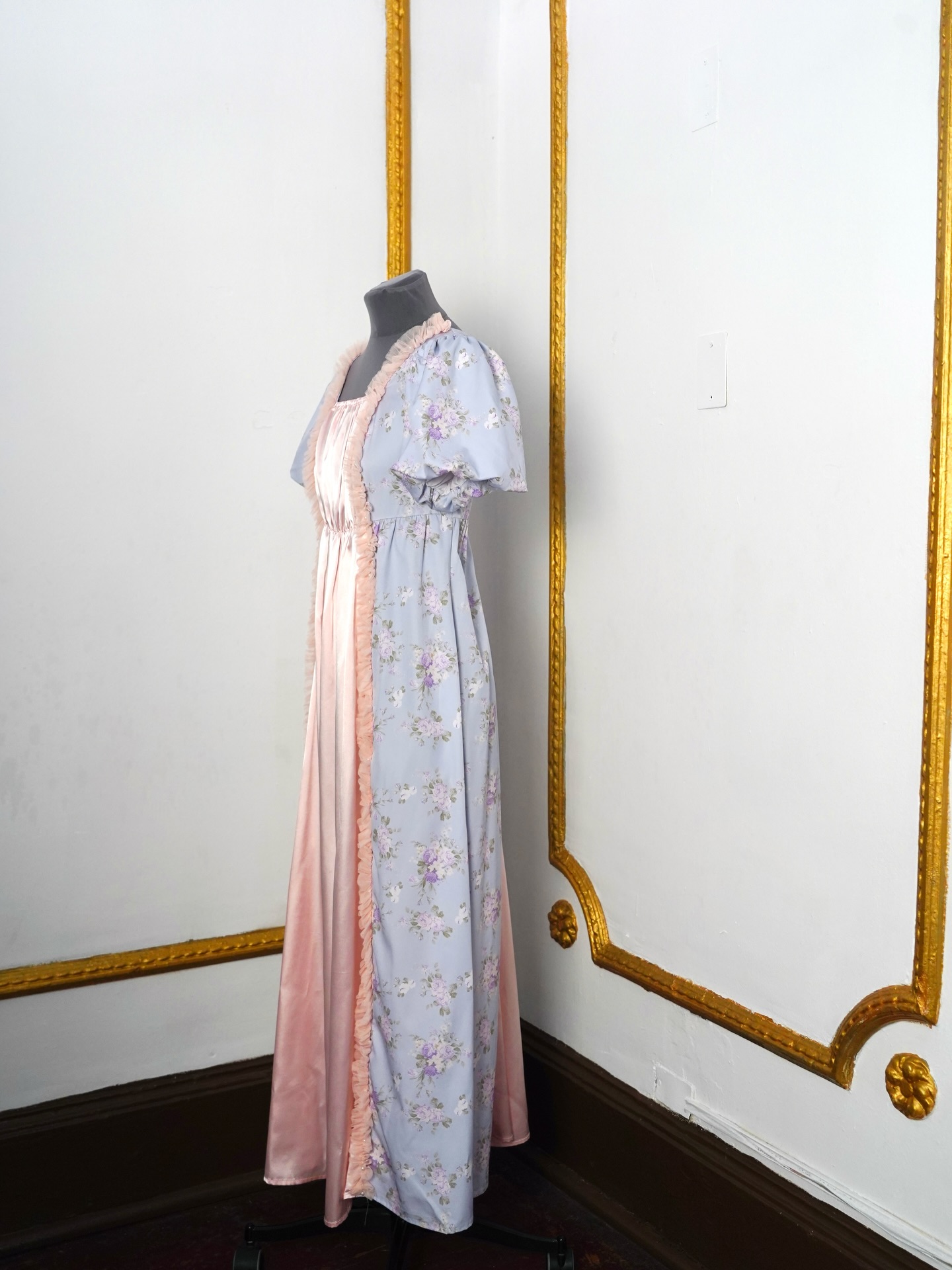 El vestido está disponible para arriendo, talla M-L. Reserva tu prueba por mensaje directo 💌